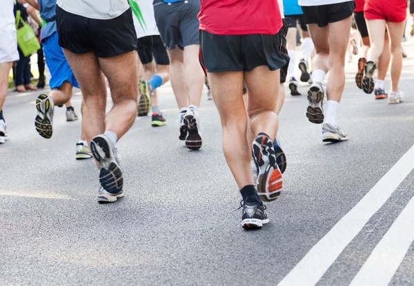 Courir en ville marathon dans la rue — Photo