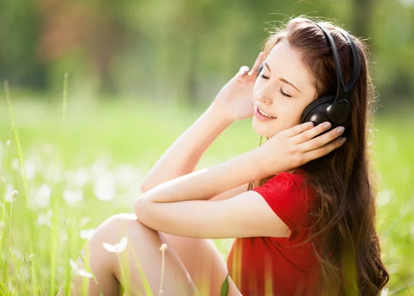 Mujer escuchando la música — Foto de Stock