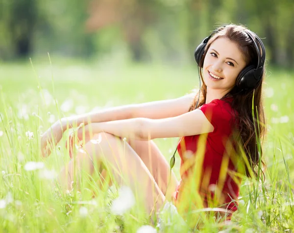 Kvinnan lyssnar på musiken — Stockfoto