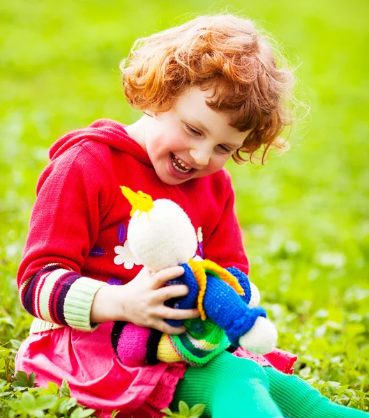 Niño con una muñeca — Foto de Stock