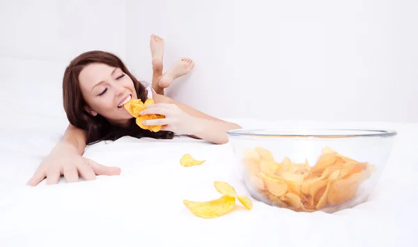 Kvinna äter chips — Stockfoto