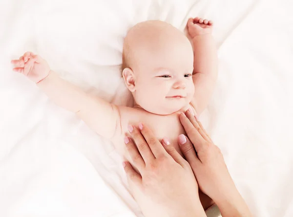 Mãe massageando bebê — Fotografia de Stock