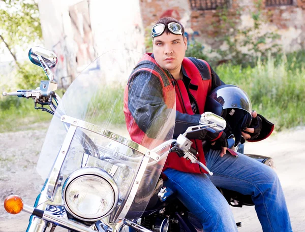 Motociclista com capacete — Fotografia de Stock