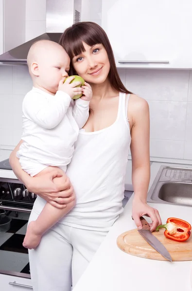 Mulher com bebê cozinhar — Fotografia de Stock