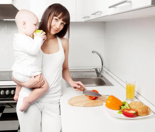 Жінка з дитиною готує — стокове фото