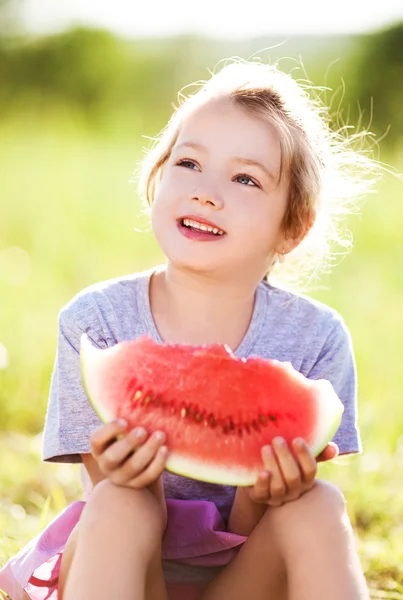 Menina comendo melancia — Fotografia de Stock