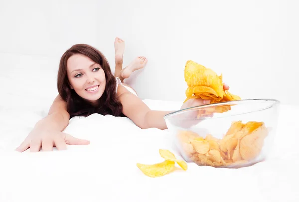 Femme mangeant des chips — Photo