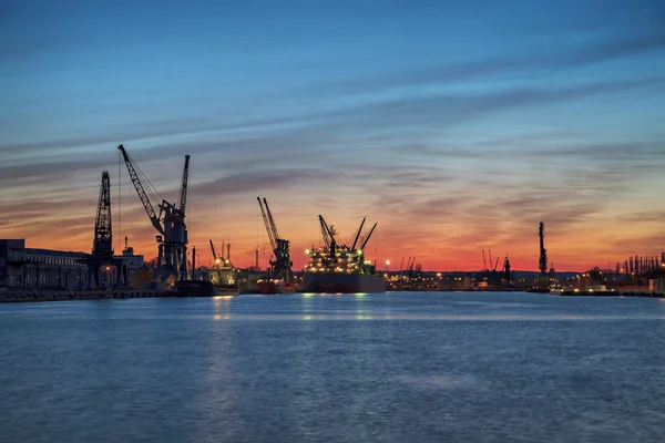 Port de Gdansk au coucher du soleil — Photo