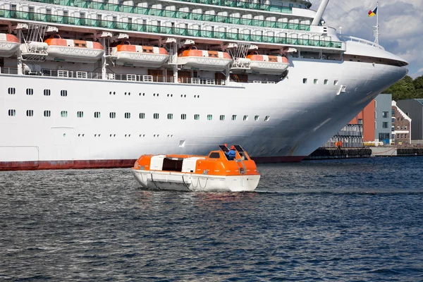 Barcos salva-vidas em acção — Fotografia de Stock