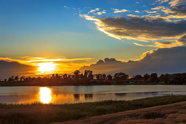 夕日と湖の景色 — ストック写真