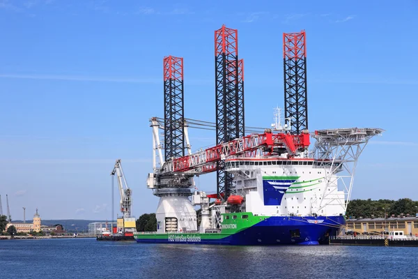 Um navio especializado para a instalação de turbinas eólicas offshore — Fotografia de Stock