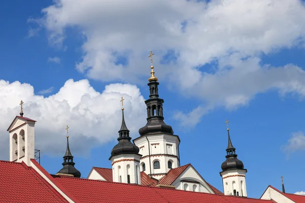 Kuppel der Kirche auf blauem Himmel Hintergrund — Stockfoto