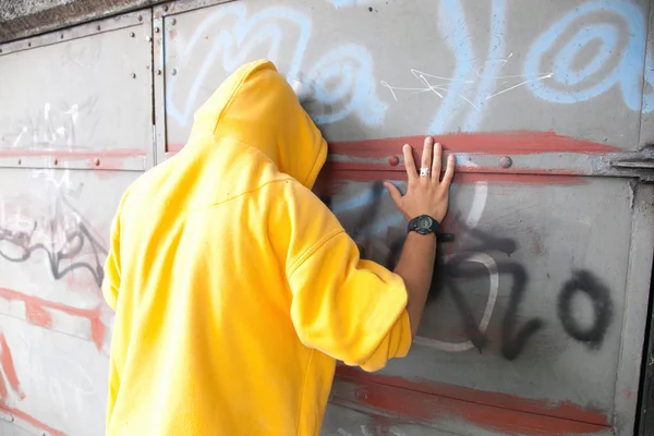 Молодой человек на граффити гранж-стене — стоковое фото