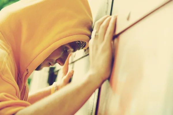 Junger Mann auf Graffiti-Grunge-Wand — Stockfoto