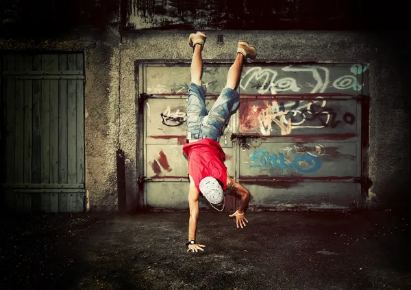 Jovem pulando na parede grunge — Fotografia de Stock