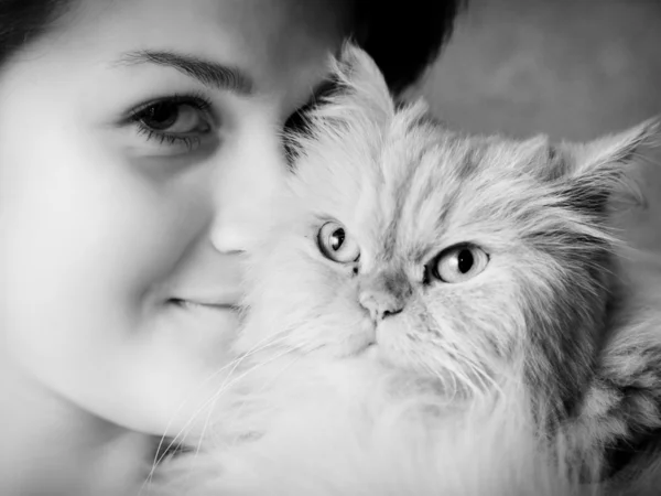 Giovane donna con ritratto di gatto persiano — Foto Stock