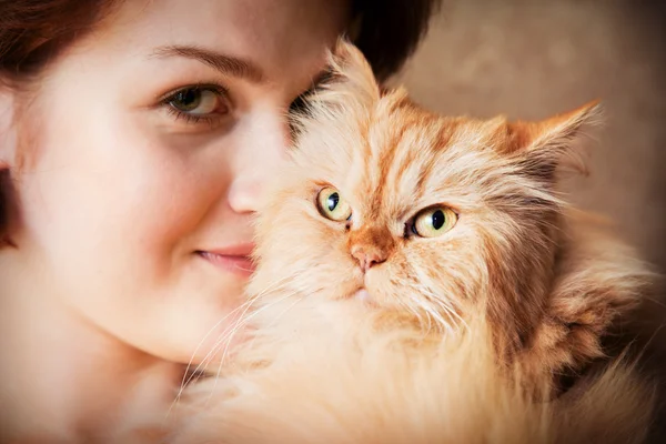 Mladá žena s portrétem perská kočka — Stock fotografie