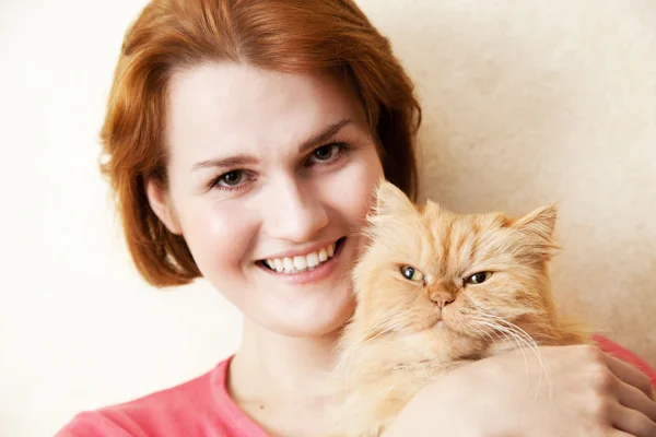 Ung kvinna med persisk katt porträtt — Stockfoto