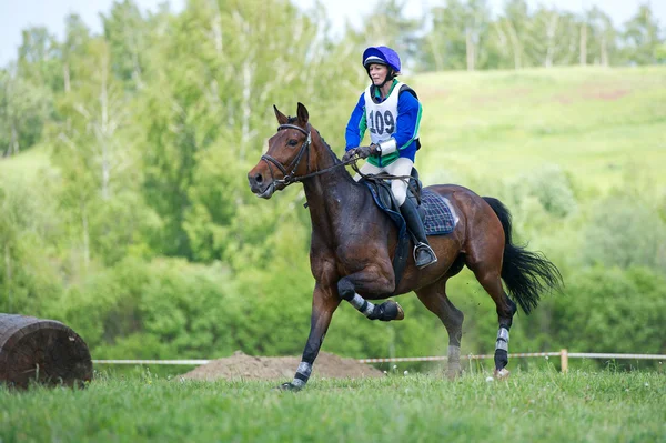 Cross-country. Unidentified rider on horse before Fixed obstacle — Stock Photo, Image
