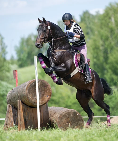 Mulher eventer no cavalo é supera a cerca de Log — Fotografia de Stock