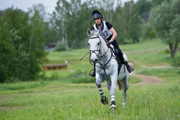 Lovas sport. eventer a ló lovaglás vágtában — Stock Fotó