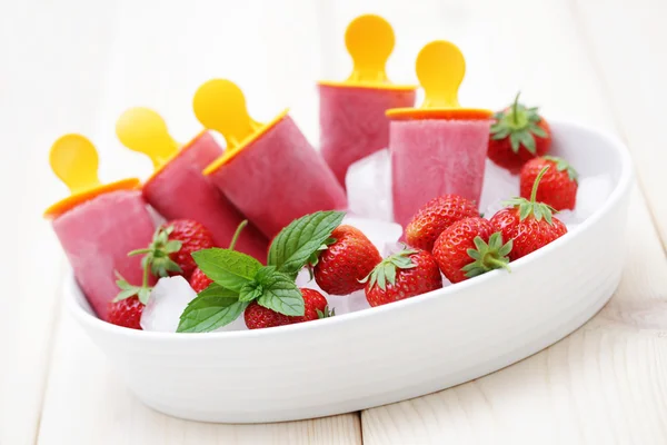 Strawberry ice cream — Stock Photo, Image