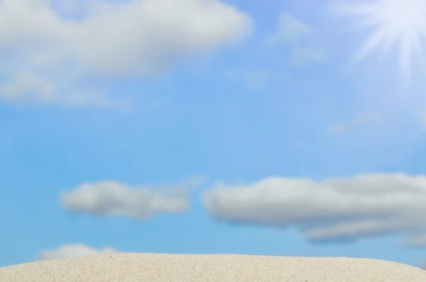Spiaggia e cielo blu sullo sfondo — Foto Stock