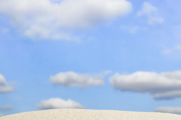 Spiaggia e cielo blu sullo sfondo — Foto Stock