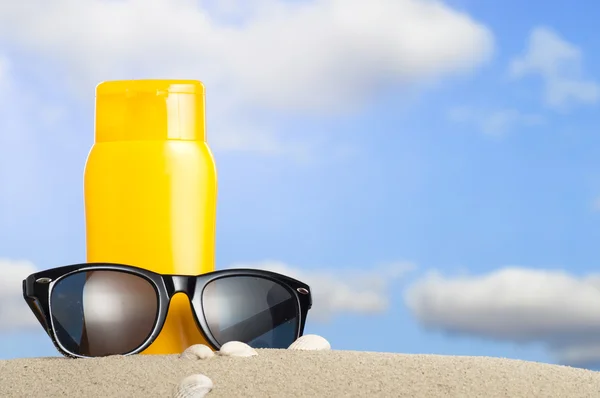 Rura z ochrona przed słońcem i okulary przeciwsłoneczne na plaży — Zdjęcie stockowe