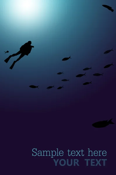 Дайвер под водой синий фон с местом для вашего текста — стоковое фото