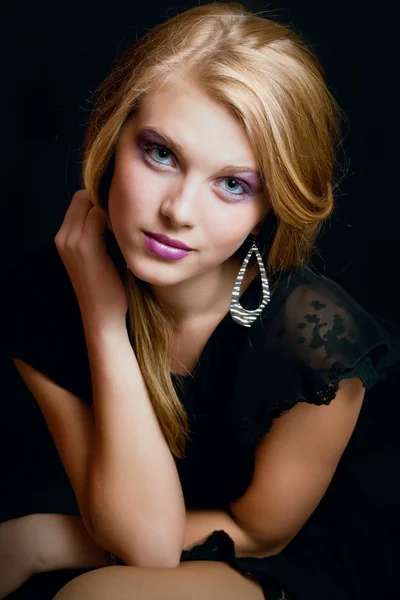 Portret van mooie sexy meisje met gezond haar en make-up — Stockfoto