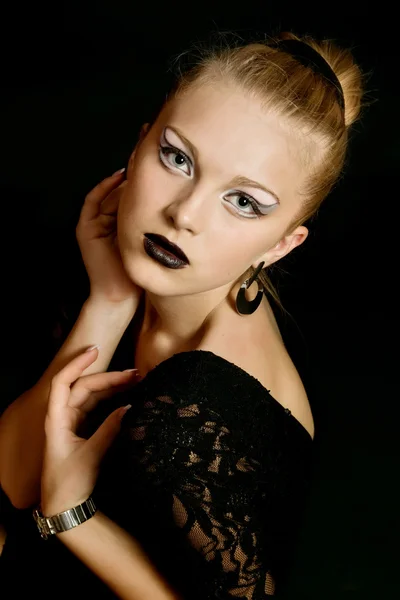 Retrato de hermosa chica sexy joven con cabello sano y maquillaje de labios negros — Foto de Stock