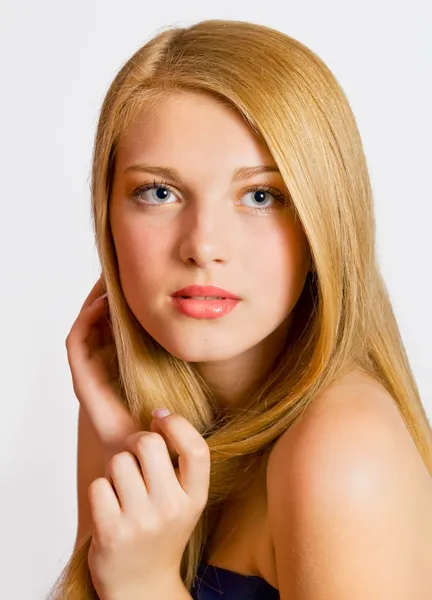 Крупный план портрета сексуальной белой молодой женщины с красивыми здоровыми волосами — стоковое фото