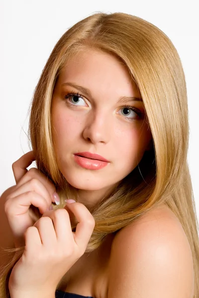 Biondo Hair.Close-up ritratto di bella donna con capelli lunghi dritti — Foto Stock