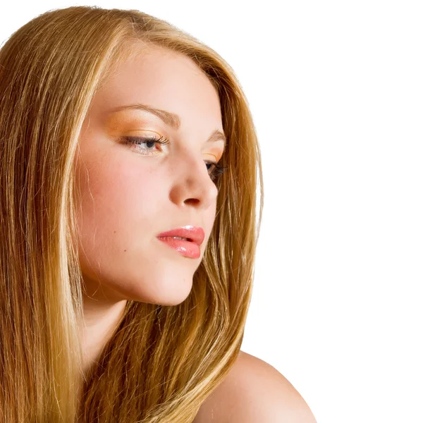 Glamour-Porträt der schönen blonden Model mit frischem täglichen Make-up und gesundem Haar. Mode glänzendes Textmarker auf der Haut und sexy Glanz Lippen Make-up — Stockfoto