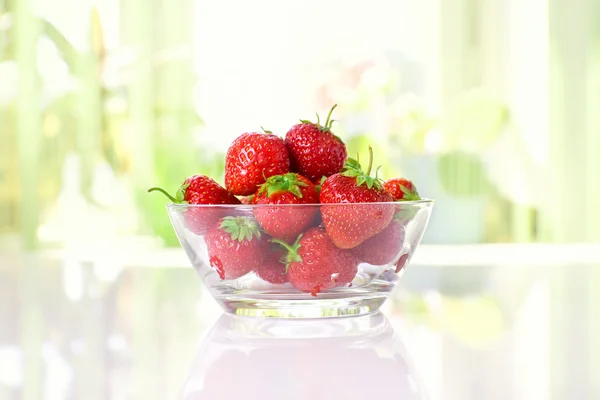 盘子里的草莓 — 图库照片