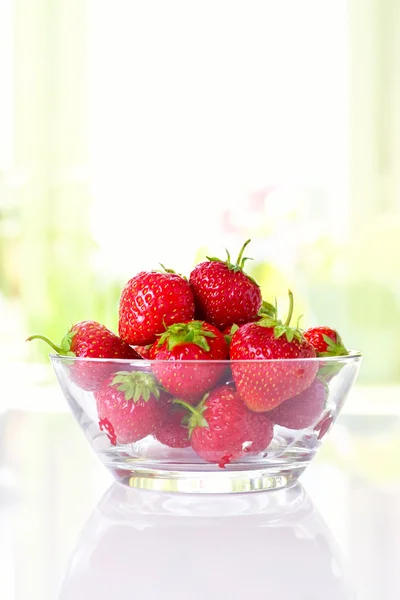 Fresas frescas en tazón — Foto de Stock
