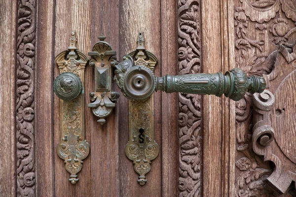 Close-up of old wood door with antique metal handle — Stock Photo, Image