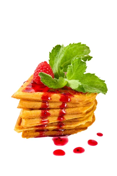 Waffle dengan raspberry dan mint — Stok Foto