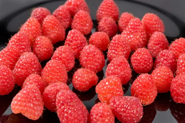新鲜有机水果-成熟红树莓在黑色背景选择性焦点 — 图库照片#