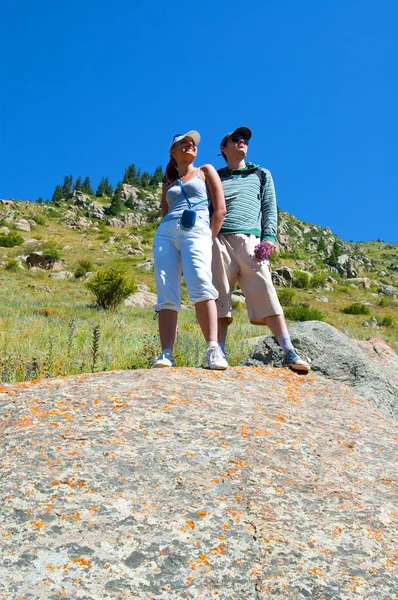 Girl and the young man in mountains — Stock Photo, Image