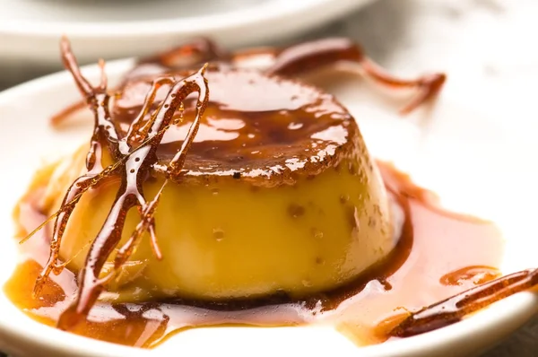 Delizioso dessert al caramello alla crema — Foto Stock