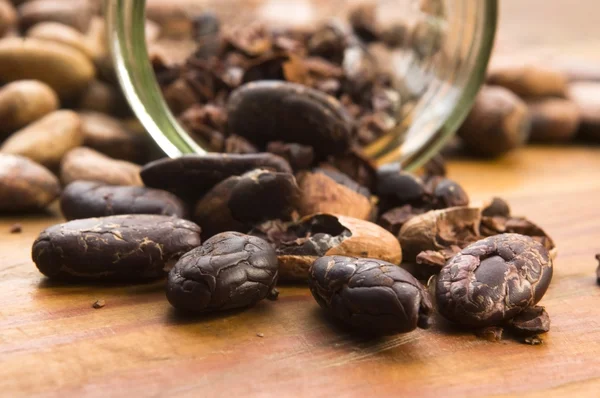 Kakaobönor (cacao) på naturliga träbord — Stockfoto