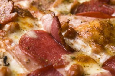 sosis, salam ve mozzarella peyniri ile İtalyan pizza