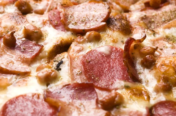 Pizza italiana con tocino, salami y queso mozzarella —  Fotos de Stock