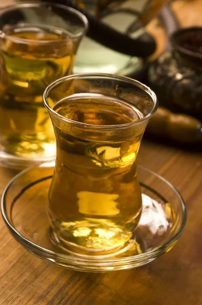 Xícara de chá turco e narguilé servido em estilo tradicional — Fotografia de Stock