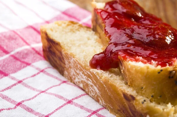 Pan dulce (jalá) con mermelada de fresa — Foto de Stock