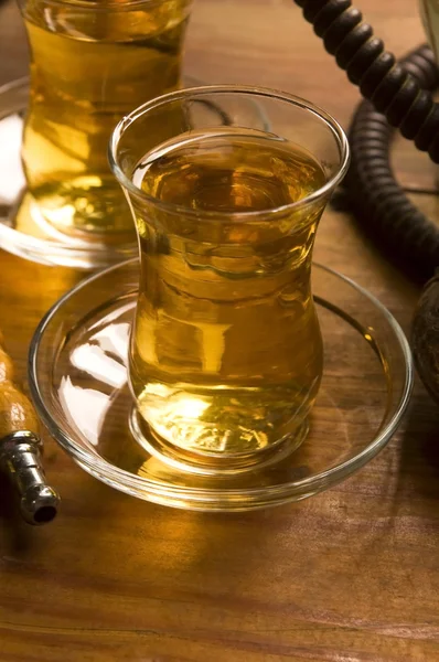 土耳其茶和服务在传统样式的水烟 — 图库照片