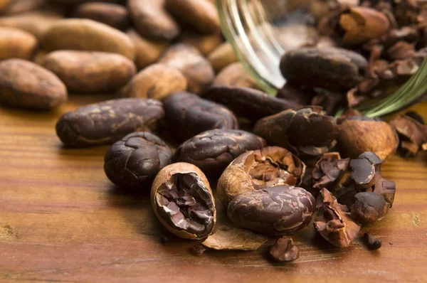 Kakaobönor (cacao) på naturliga träbord — Stockfoto