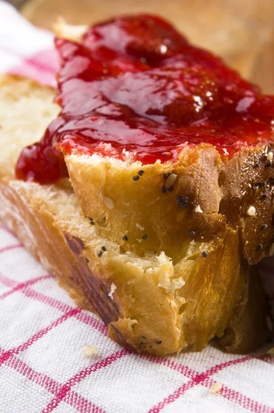 Pan dulce (jalá) con mermelada de fresa —  Fotos de Stock